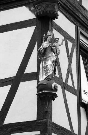 Walldürn: Madonna an einer Fachwerkhausecke
