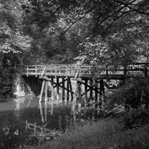 Travebrücke: Landstraße zwischen Nütschau und Schlamersdorf: Sperrung wegen baufälliger Holzbrücke: Blick über Trave auf Brücke: im Hintergrund Bäume