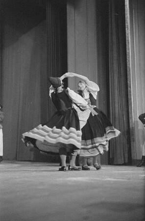 Darbietung der Tanzgruppe des Ensembles der NVA Erich Weinert (EWE) anlässlich des II. Deutschen Turn- und Sportfestes