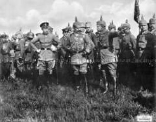 Wilhelm II. und der Kronprinz mit Offizieren an der Aisne