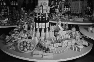 Messestand mit Lebensmitteln, Genussmitteln, Getränken und Konserven