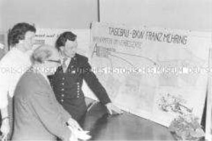 Betrachter der Wandzeitung des VEB Braunkohlewerk "Franz Mehring" Brieske