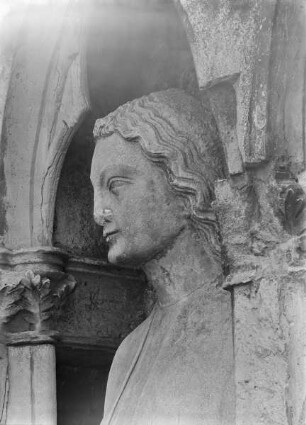 Rechtes Gewände: Apostelgruppe: Johannes?