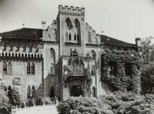 Wachau-Seifersdorf, Tina- von Brühl-Straße 33. Schloss Seifersdorf (um 1530, 1822 Umbau; K. F. Schinkel). Hofansicht