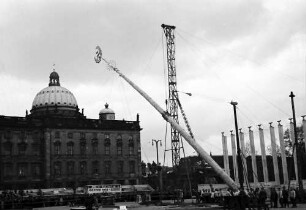 Berlin: Aufrichten des Maibaums