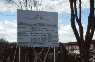 Gut Tangstedt: Ruine des ehemaligen Torhauses: Bauschild: dahinter Trümmer