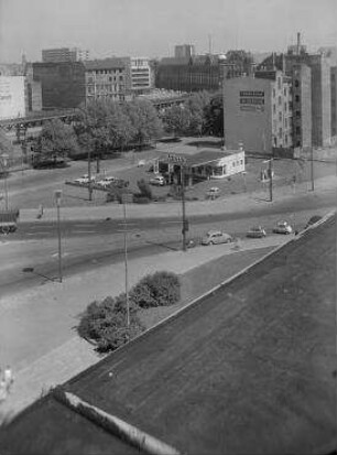 130° Panorama, Bild 5 von 5. Blick über den Blücherplatz Richtung Mehringplatz. Berlin-Kreuzberg, Blücherplatz