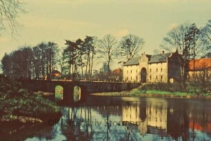 Torhaus mit Wassergraben und Brücke
