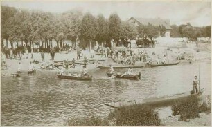 Soldaten in Uniform in Booten beim Übersetzen des Neckars, Zivilisten und Soldaten am Ufer