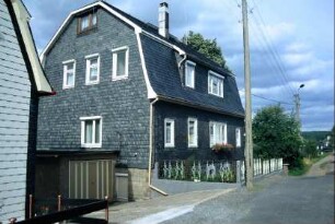 Schieferhaus mit Mansardendach
