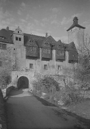 Burg Ranis. Eingangsseite mit Torüberbauung und Hungerturm, von Osten