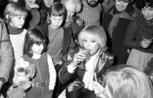 Freiburg: Kaufhaus Schneider, Filmschauspielerin und Malerin, Elke Sommer, bei Interviewstunde