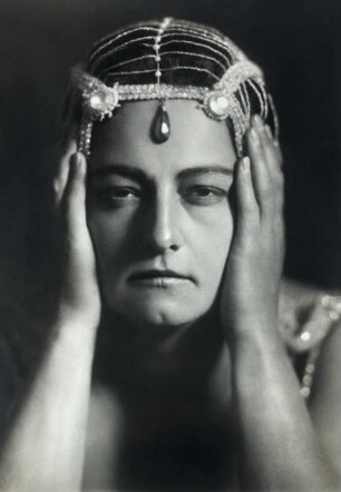 Eva Plaschke-von der Osten als Salome : Eva Plaschke-von der Osten als Salome in der gleichnamigen Oper von Richard Strauss. Königliche Hofoper Dresden, 1916. Fotografie (Weltpostkarte) von Hugo Erfurth