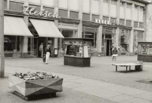 Dresden-Altstadt, Gewandhausstraße 9. Geschäftshaus (1957-1958; H. Terpitz, G. Dettmar, H. Zimmermann) mit Fleischwaren- und Lebensmittelladen "HOL fix"