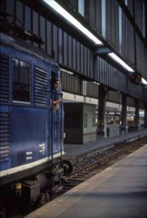Stuttgart Hbf. Gleis 7 Lok 118 050 Lz Lokführer