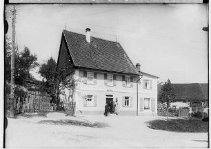 Wohnhaus Johann Braun; im Hauseingang drei Männer und eine Frau