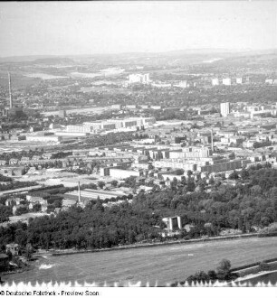 Dresden-Wachwitz. Blick vom Fernsehturm über die Elbe nach Tolkewitz mit Johannisfriedhof und Reick