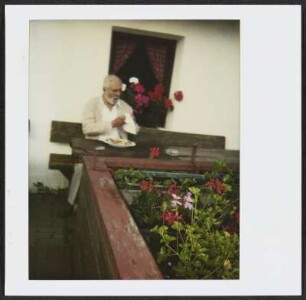 Wolfram Siebeck im Außenbereich des Berggasthofs „Lanzenschuster“ in Jenesien