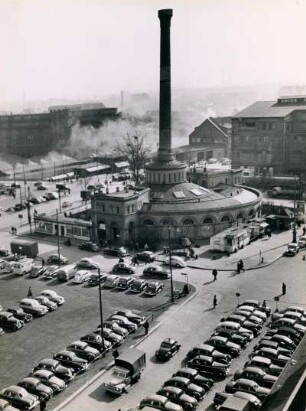 Hamburg-Altstadt. Die Wasch- und Badeanstalt Schweinemarkt in der Steinstraße mit seinem impossanten Schornstein. Sie wurde 1963 abgerissen. Dafür entstand, ebenfalls kreisrund, das Parkhaus des Kaufhauses Karstadt-Horten.