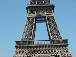 Detail Eiffel-Turm von Osten, Blick auf erste Aussichtsetage