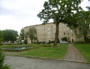 Eisenhüttenstadt: Wohnbebauung Brunnenring (WK I) mit Brunnen (Knabenakt)