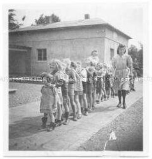 Erzieherinnen mit Kindern im Gänsemarsch, Betriebskindergarten des Olympia Büromaschinenwerkes in Erfurt