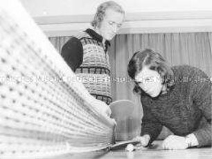 Tischtennisspiel im Hotel der Bauarbeiter in der Siegfriedstraße in Berlin-Lichtenberg