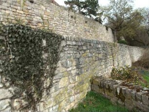Stadtbefestigung-Ansicht im Osten-Futtermauer am Schloßberg mit querliegenden Büchsenscharten (15-16 Jh) sowie vorgelagerter Basis der Zwingermauer (Bestand im 20 Jh saniert)