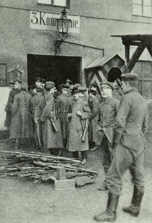 Revolution 1918/1919 in Berlin, Revolutionäre empfangen Waffen vor der Pionierkaserne in der Köpenicker Straße