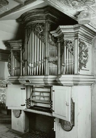 Einmanualige Orgel (um 1723/1724). Großhartmannsdorf-Mittelsaida, Dorfkirche : Einmanualige Orgel I/12 (um 1723/1724; J. E. Hähnel). Ansicht mit geöffnetem Spielschrank. Großhartmannsdorf-Mittelsaida, Dorfkirche