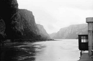 Kazanpass [Cazane, Banat]: Einfahrt und Kazan, langes Deck des Schiffes