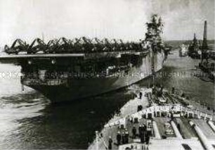 Der aamerikanischer Flugzeugträger "Valley Forge" im englischen Portsmouth