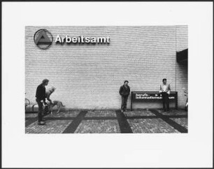 Menschen vor dem Arbeitsamt Dortmund