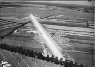 Dessau-Roßlau-Kleinkühnau, Flugplatz, Startbahn mit Flugzeug
