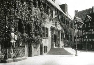 Quedlinburg, Rathaus : Quedlinburg. Rathaus. Süd-Seite mit Haupteingang und Roland
