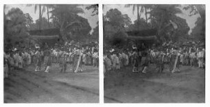Batavia (Jakarta), Indonesien. Javanische Schauspielerinnen und Tänzerinnen bei der Aufführung des Wayang Wong (Schattenspiel ohne Masken) vor einheimischem Publikum und Touristen der Hapag