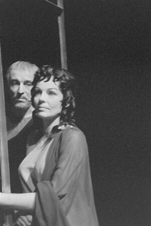 Szenenbilder aus "Die Frauen von Trachis" von E. Pound frei nach Sophokles, Übersetzung E. Hesse, Regie H. Lietzau, Schiller-Theater Berlin, 1959