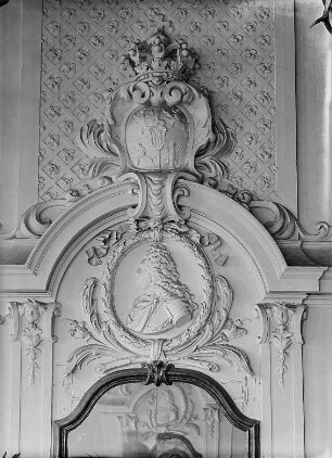 Friedrich August II., Kurfürst von Sachsen : Moritzburg, Schloss Moritzburg, Inneres, Speisesaal, Wanddekoration mit Bildismedaillon von Kurfürst Friedrich August II. von Sachsen über einem Kaminspiegel