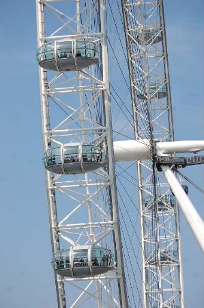 Das größte Riesenrad der Welt, London Eye, von British Airways ist 135 m hoch und steht am Themseufer gegenüber dem Parlament