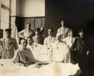 Erster Weltkrieg - Lazarett III Gewerbeschule Karlsruhe. Verwundete mit Pflegern
