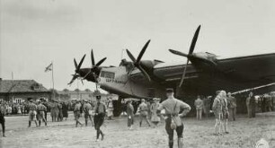 Flugplatz Dresden-Heller, Verkehrsflugzeug Junkers G-38 der Lufthansa vor dem Abfertigungsgebäude