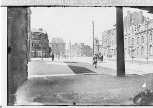 Cambrai, Straßenszene mit Soldaten und Zivilisten und Porte Notre-Dame
