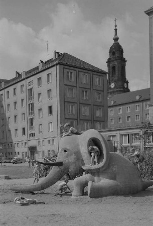 Dresden. Innenhof der Bebauung zwischen Weißer Gasse und Gewandhausstraße mit kleinem Spielplatz