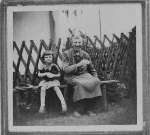 Der Tischler Otto Schreiter aus Großolbersdorf mit Kind vor seinem Haus : Der Tischler Otto Schreiter aus Großolbersdorf/ Erzgebirge mit Kind vor seinem Haus