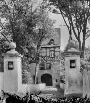 Schloss oder Herrenhaus. Ansicht mit Toranlage
