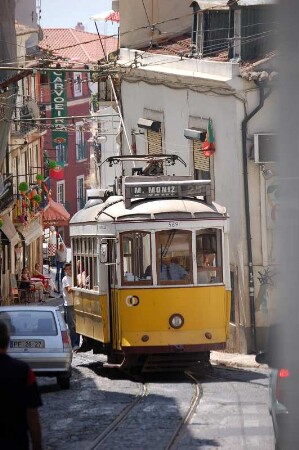 Lissabon, bergiges Stadtviertel Alfama mit Straßenbahnverkehr