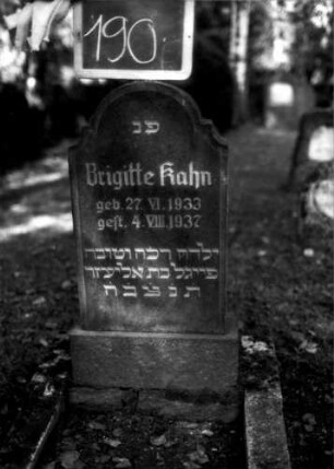 Grabstein 190 (Index: 100109687) Material: Granit Zustand: gut Maße HxBxT: 65x37x10 cm Beschreibung: Stele, Sockel, doppelt eingezogener Rundbogenabschluß Besonderheit: Kindergrab: Grabstein 190