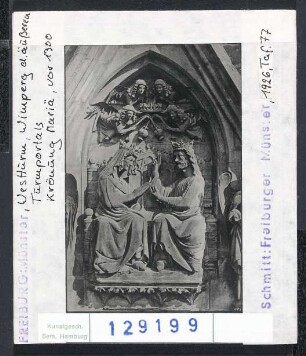 Freiburg i. Br., Münster: Westturm, Wimperg des äußeren Turmportal, Krönung Mariä. Vor 1300