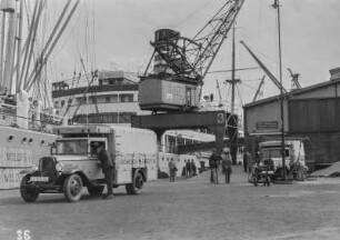 Verladen der Lastwagen : Verladung der Expeditionsfahrzeuge an Bord des Dampfers