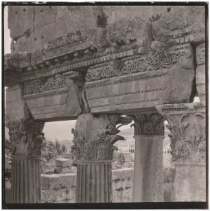 Bacchustempel, Baalbek: Gebälk mit Kapitellen
